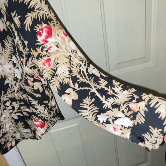 H&M Gorgeous Floral print Button Down Blouse! - Picture 6 of 11